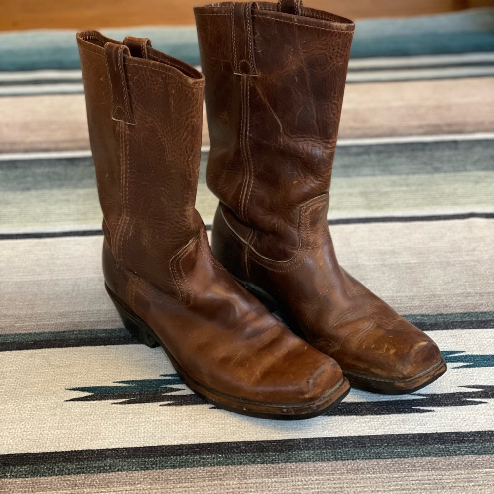 Sweet pair of classic Frye cowboy style boots.